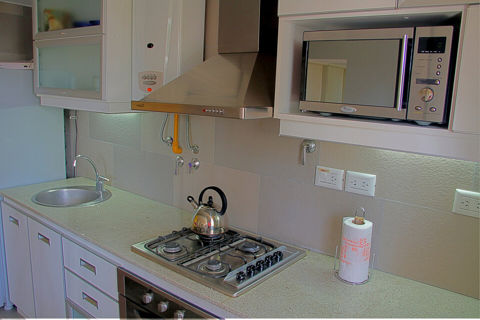 Mesada de la cocina con la luz bajo alacena